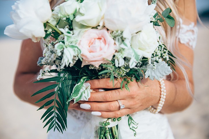 Horizons Florist and Styling for every occasion and for all colour palettes to suit our Beach Couples
